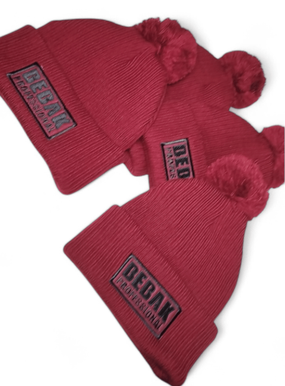 BEBAK Wollmütze mit Bommel – Blau, Schwarz & Rot | Wintermütze
