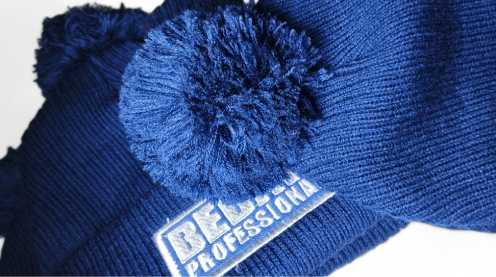BEBAK Wollmütze mit Bommel – Blau, Schwarz & Rot | Wintermütze