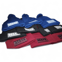 BEBAK Wollmütze mit Bommel – Blau, Schwarz & Rot | Wintermütze
