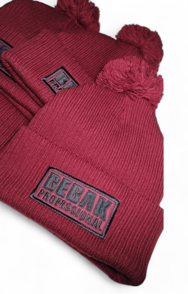 BEBAK Wollmütze mit Bommel – Blau, Schwarz & Rot | Wintermütze